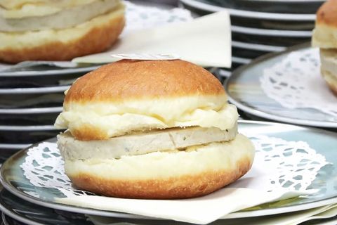 Münchens Wirtschaftsreferent sieht in dem Krapfen eine Art bayerischen Burger. Foto: -/München TV/dpa