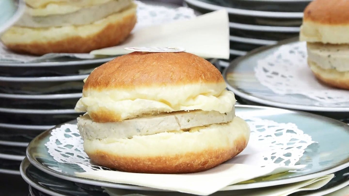 Münchens Wirtschaftsreferent sieht in dem Krapfen eine Art bayerischen Burger. Foto: -/München TV/dpa