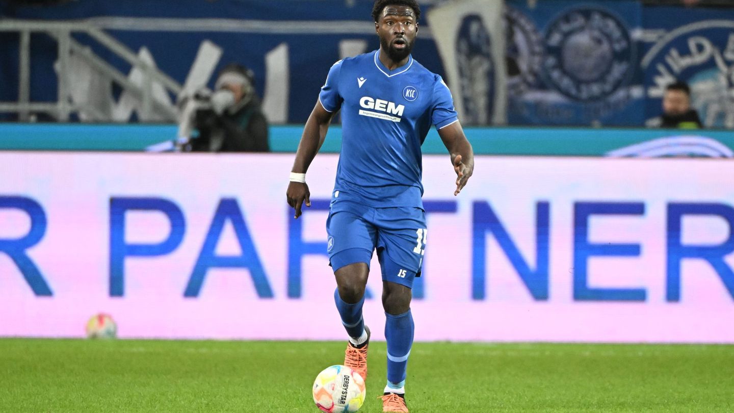 Stephan Ambrosius wird erneut das Trikot des Karlsruher SC tragen. (Archivbild) Foto: Uli Deck/dpa