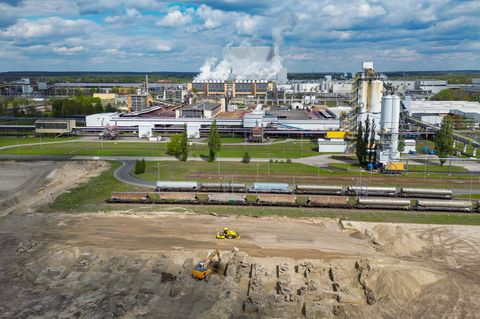 Am Industriestandort Schwarze Pumpe in der Lausitz plant der Energieerzeuger Leag ein neues Gaskraftwerk. (Archivbild) Foto: Pat