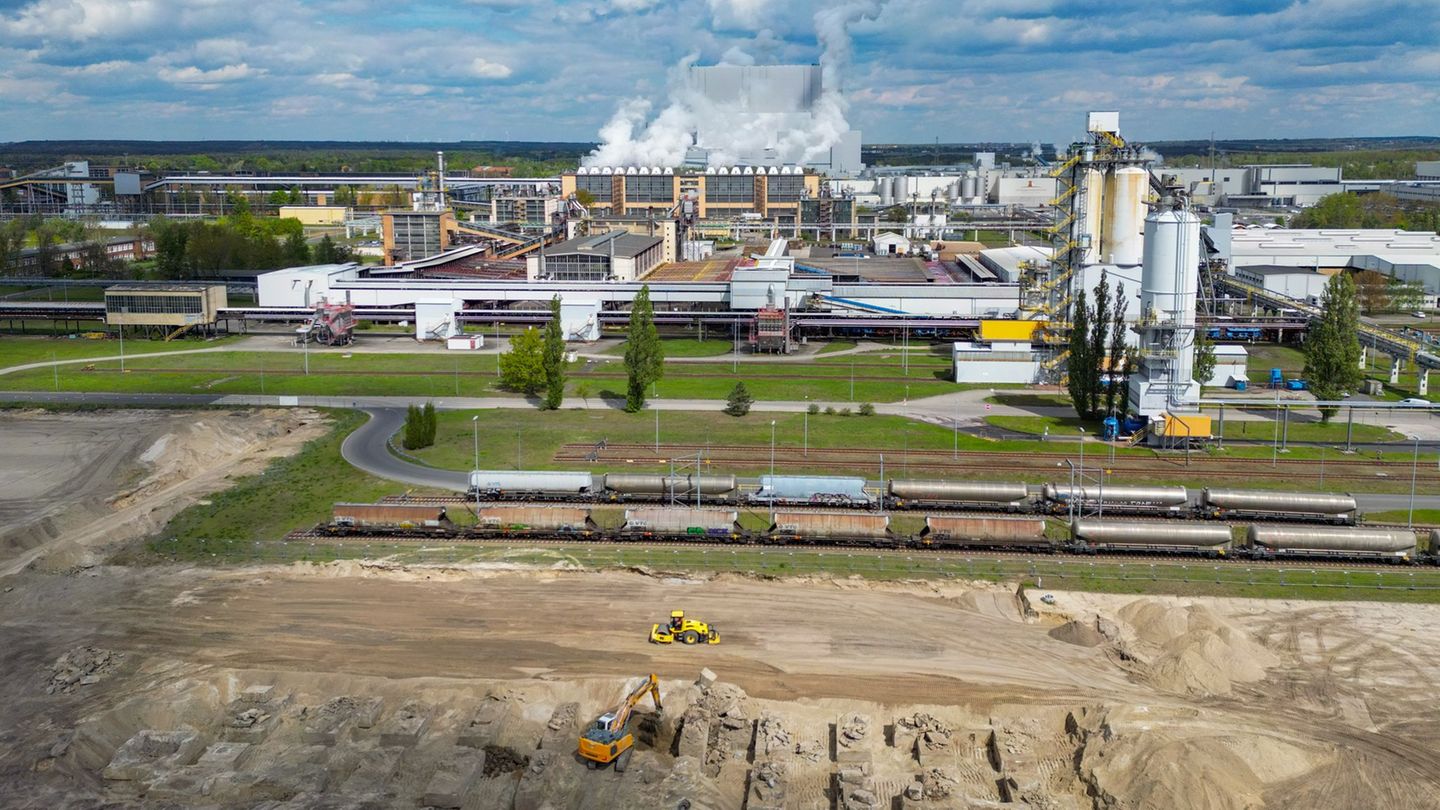 Am Industriestandort Schwarze Pumpe in der Lausitz plant der Energieerzeuger Leag ein neues Gaskraftwerk. (Archivbild) Foto: Pat