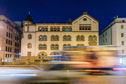 Die Schule des vermissten Jungen in Frankfurt. Foto: Andreas Arnold/dpa