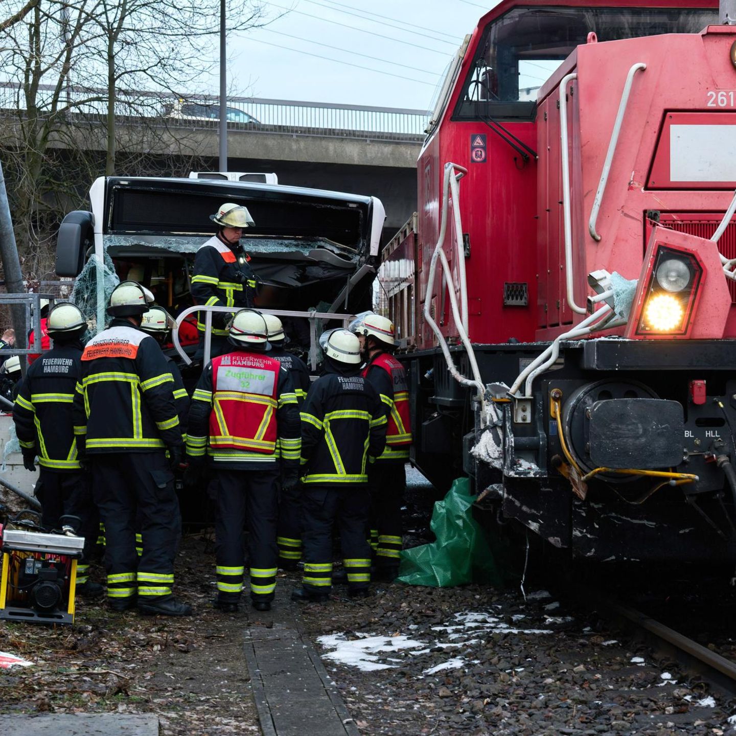 Einsatzkräfte sind nach einem schweren Unfall am Freitagnachmittag in Hamburg im Einsatz