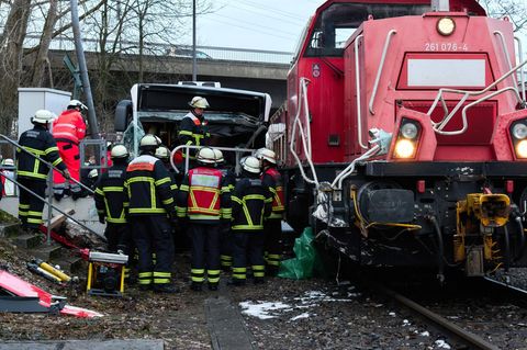 Ein Rettungswagen der Feuerwehr fährt mit Blaulicht durch Hamburg