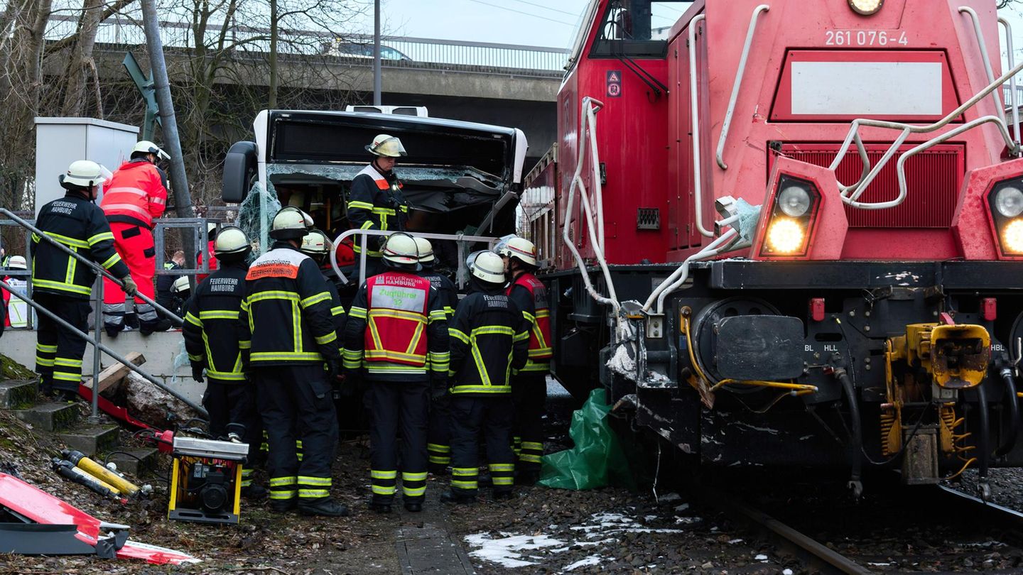 Einsatzkräfte sind nach einem schweren Unfall am Freitagnachmittag in Hamburg im Einsatz