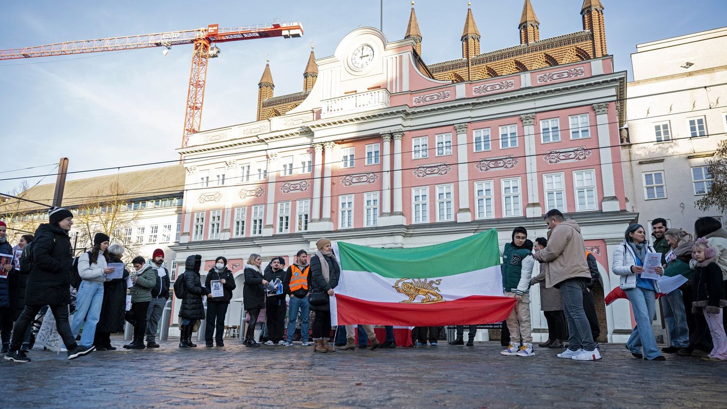 Laut Polizei fand die Demo in Rostock ohne Probleme statt. Foto: Philip Dulian/dpa
