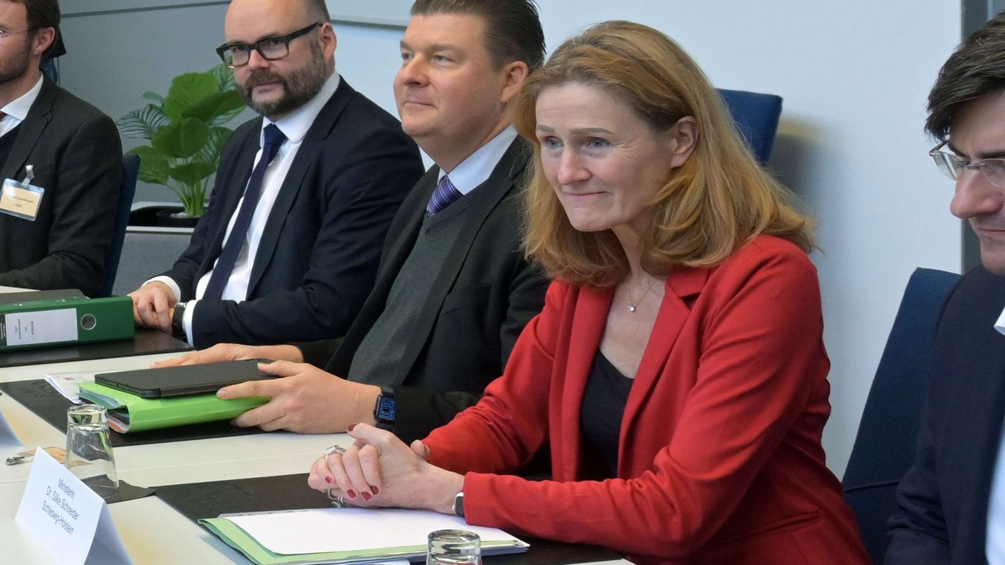 Zuerst sind Schulen im Raum Leipzig betroffen, dann in Dresden. Foto: Michael Bahlo/dpa