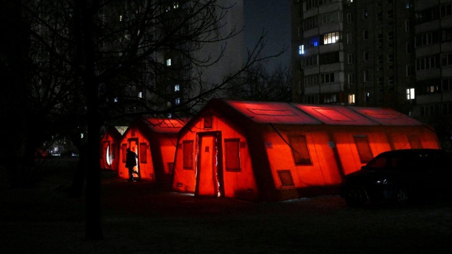 Beheiztes Zelt im Hof eines Wohnblocks in Kiew