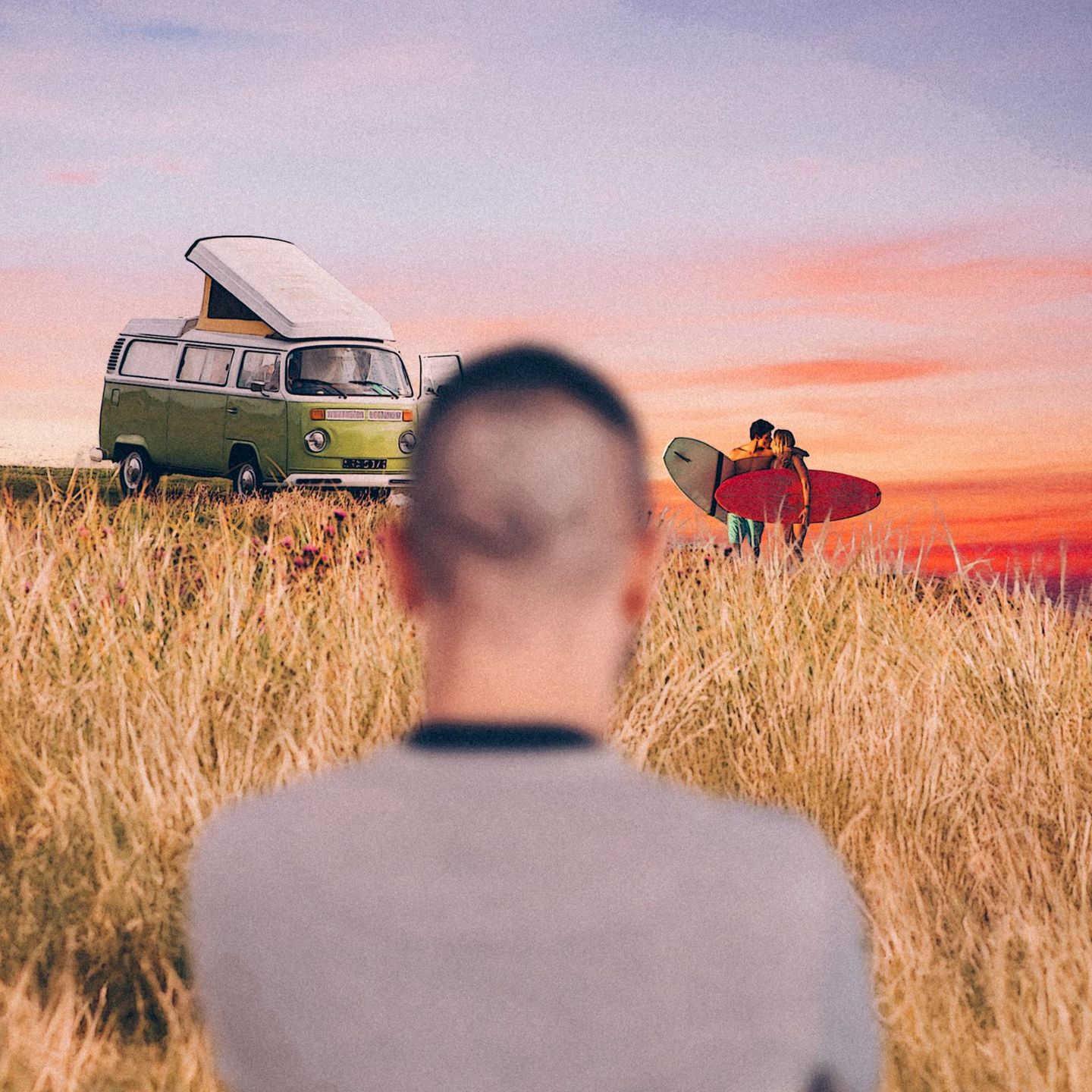 Ein Mann blickt auf ein küssendes Paar neben einem Van