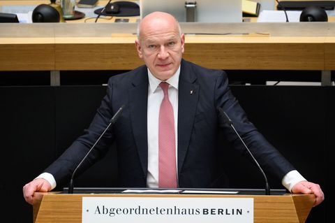 Der Regierende Bürgermeister Kai Wegner (CDU) gibt grünes Licht für die sogenannte Kaffeewette der Bezirke. Foto: Bernd von Jutr