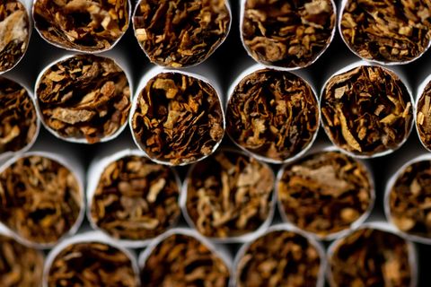 Der Drahtzieher von illegalen Zigarettenfabriken ist wegen Steuerhinterziehung zu vier Jahren Haft verurteilt worden. (Symbolbil