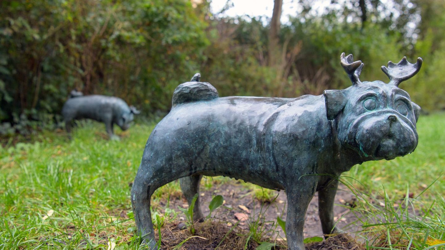 In Brandenburg an der Havel stehen 27 "Waldmöpse" - eine Erfindung des Humoristen Loriots. Er hatte in seinem Sketch "Tierstunde