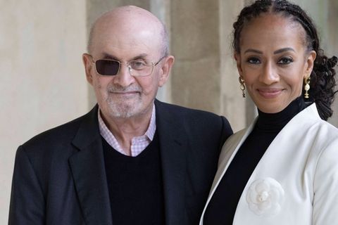 Salman Rushdie neben seiner Ehefrau Rachel Eliza Griffiths.