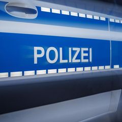 Die Polizei in Osnabrück entfernte Transparente und Gegenstände an der Skulptur sehr schnell