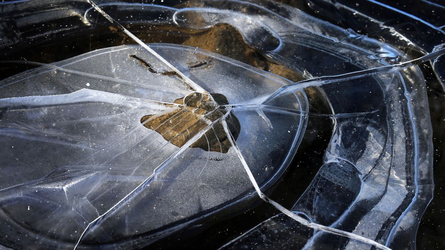 Rettungseinsatz: Feuerwehr rettet Jugendlichen aus zugefrorenem See