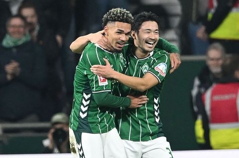 Der Torschütze und sein Vorlagengeber: Justin Njinmah (l) und Yukinari Sugawara vom SV Werder Bremen. Foto: --/dpa