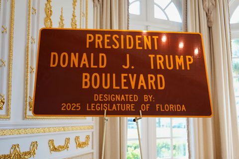 "President Donald J. Trump Boulevard" - die Straße, die zu Trumps Privatclub führt, trägt jetzt seinen Namen. Foto: Julia Demare