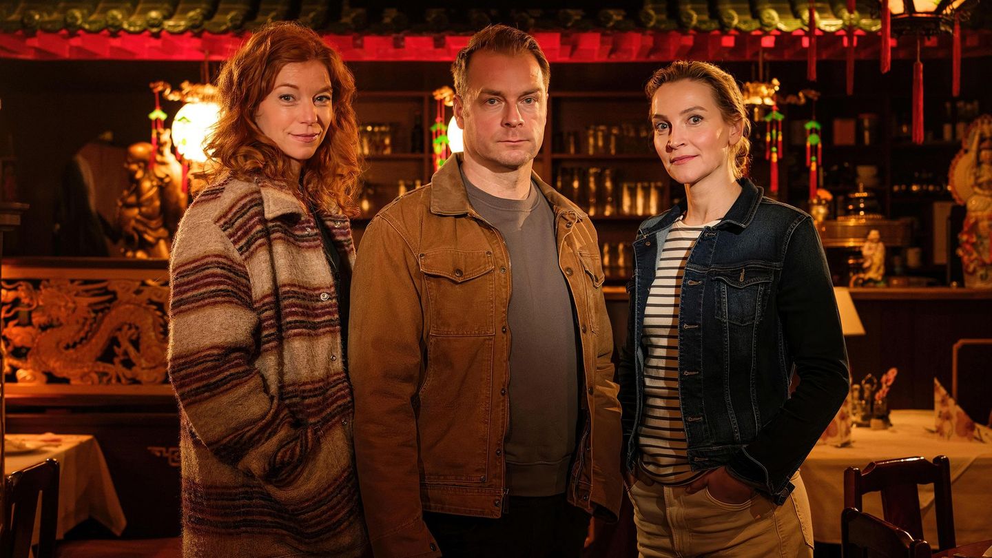 Hannah Wagner (Jana Klinge, rechts) und Hauke Jacobs (Hinnerk Schönemann) ermitteln im Umfeld des neuen chinesischen Restaurants in Schwanitz. Tierärztin Jule Christiansen (Marleen Lohse) ist als selbsternannte dritte Spürnase im Team natürlich ebenfalls im Einsatz.
