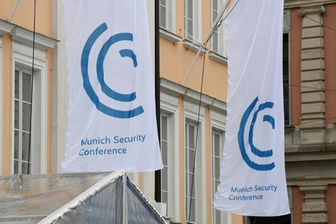 MSK-Flaggen vor dem Bayerischen Hof in München