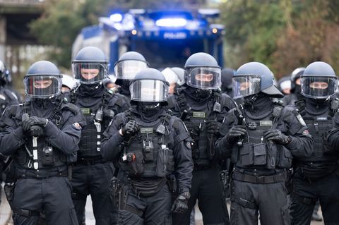 Der Polizei-Großeinsatz während der Anti-AfD-Proteste in Gießen hat nach einer ersten Einschätzung des hessischen Innenministeri