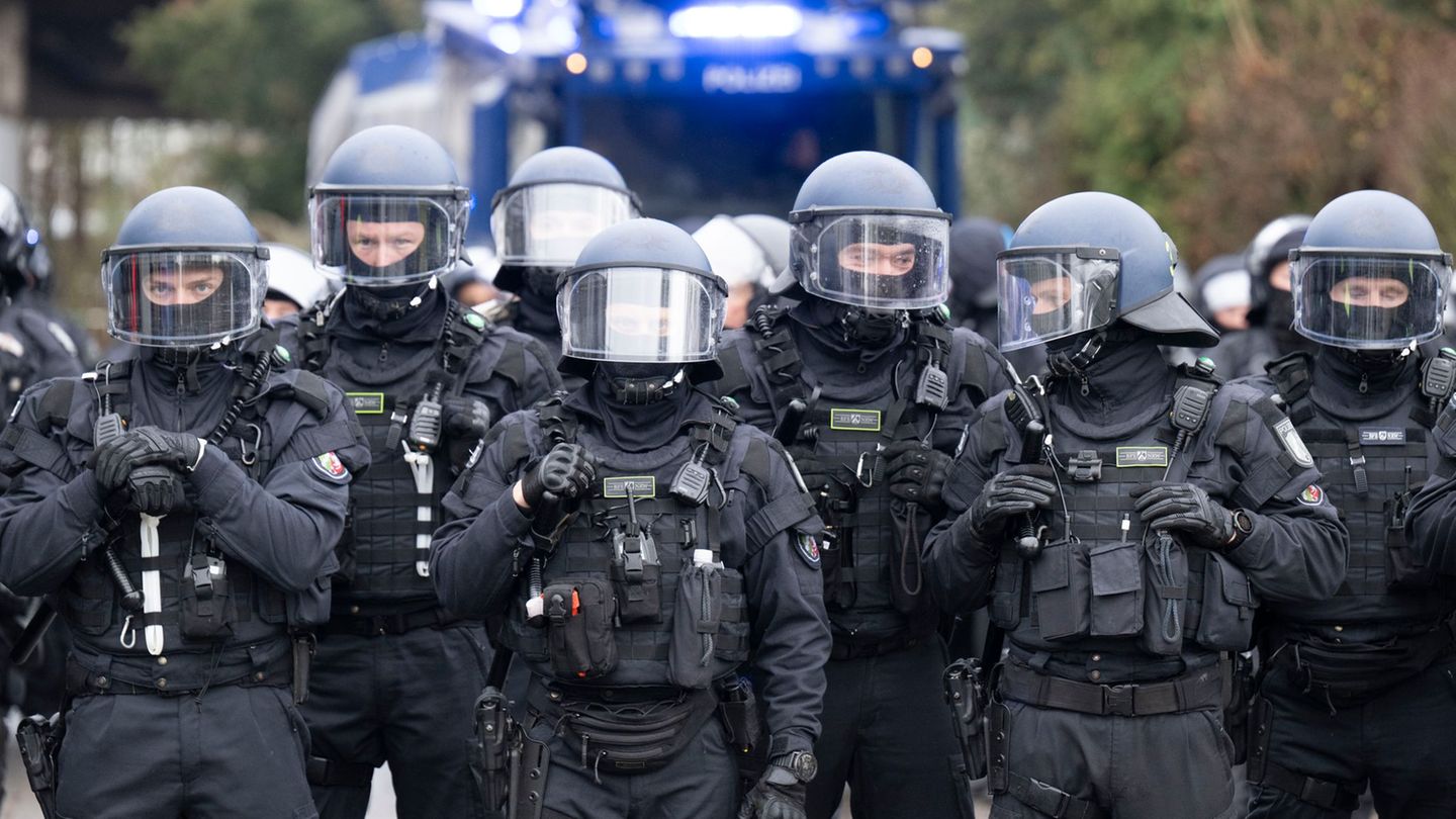 Der Polizei-Großeinsatz während der Anti-AfD-Proteste in Gießen hat nach einer ersten Einschätzung des hessischen Innenministeri