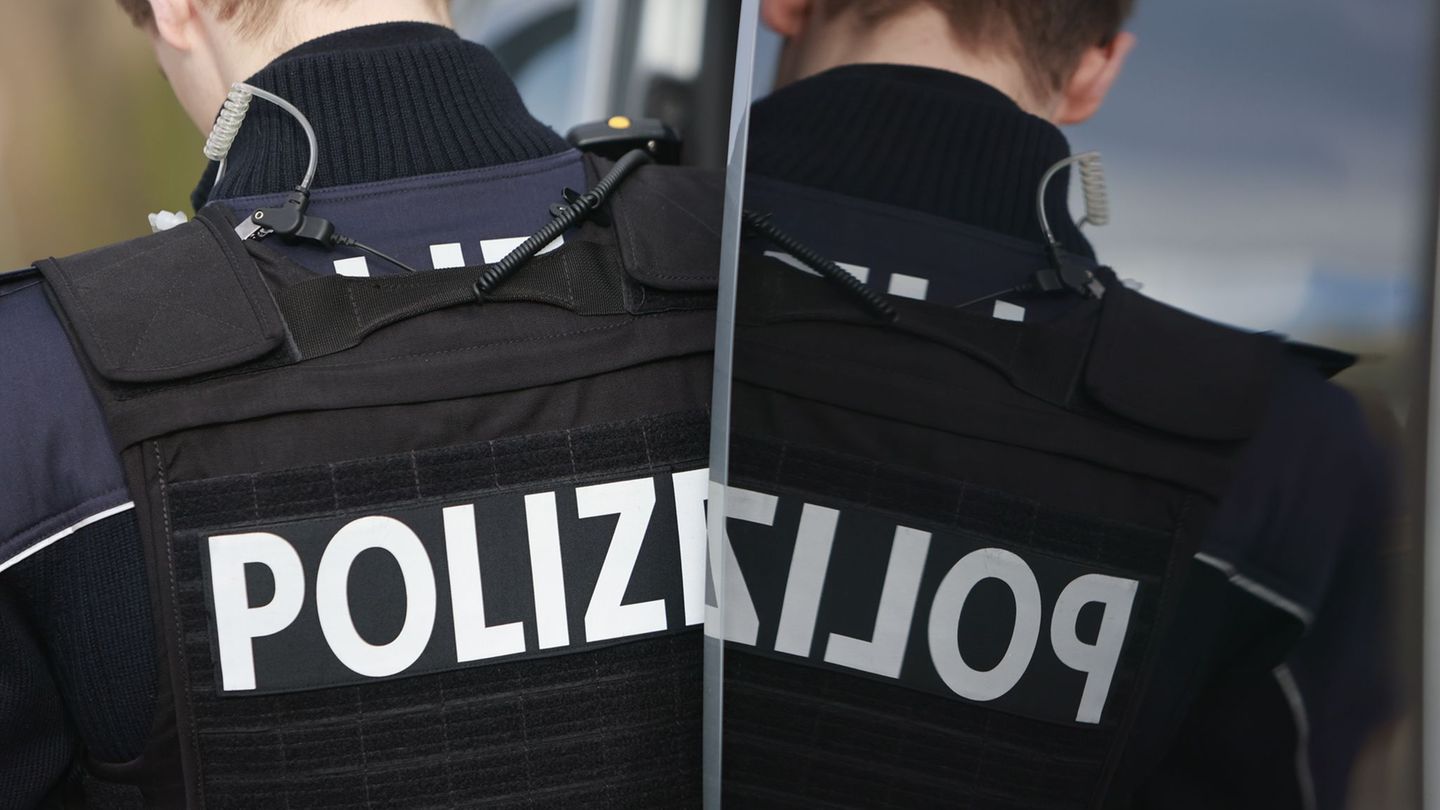 Es gibt einen Millionenschaden durch eine Betrugsmasche mit vermeintlichen Polizisten. (Symbolbild) Foto: Matthias Bein/dpa