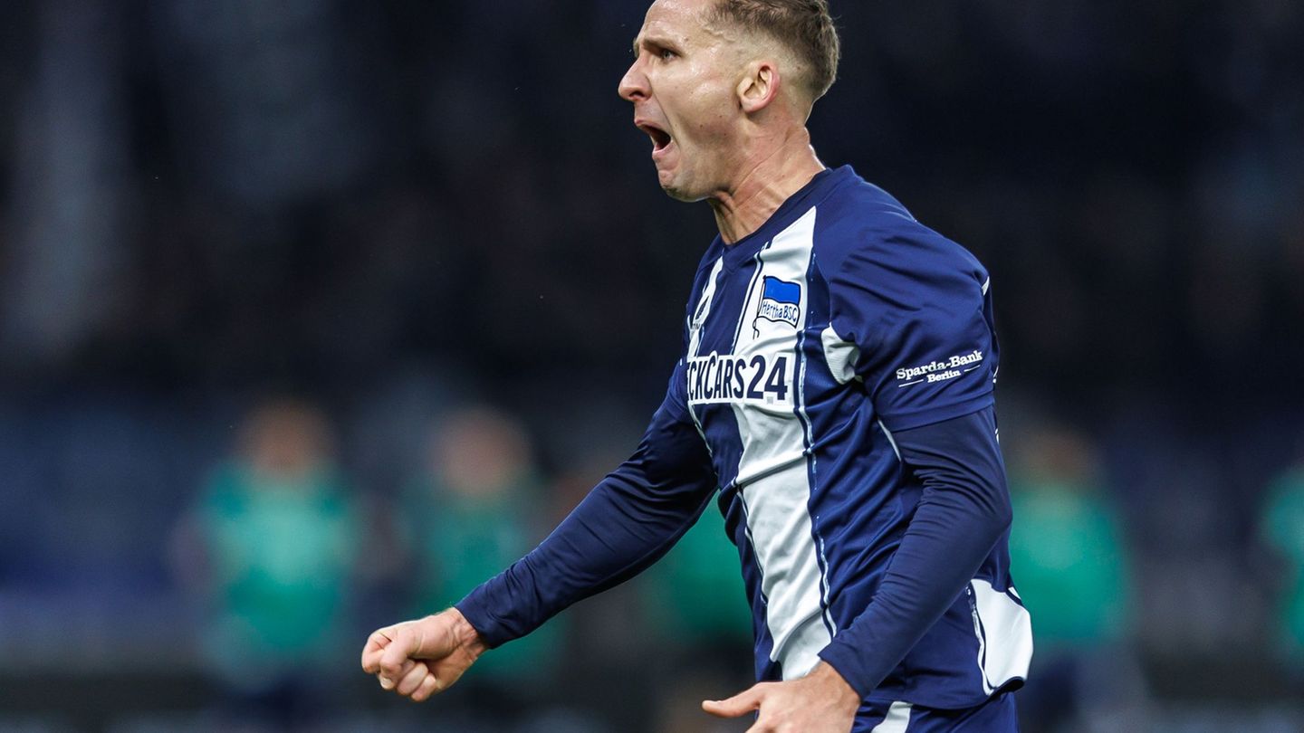 Paul Seguin trifft mit Hertha auf seinen vorherigen Arbeitgeber Schalke 04. (Archivbild) Foto: Andreas Gora/dpa