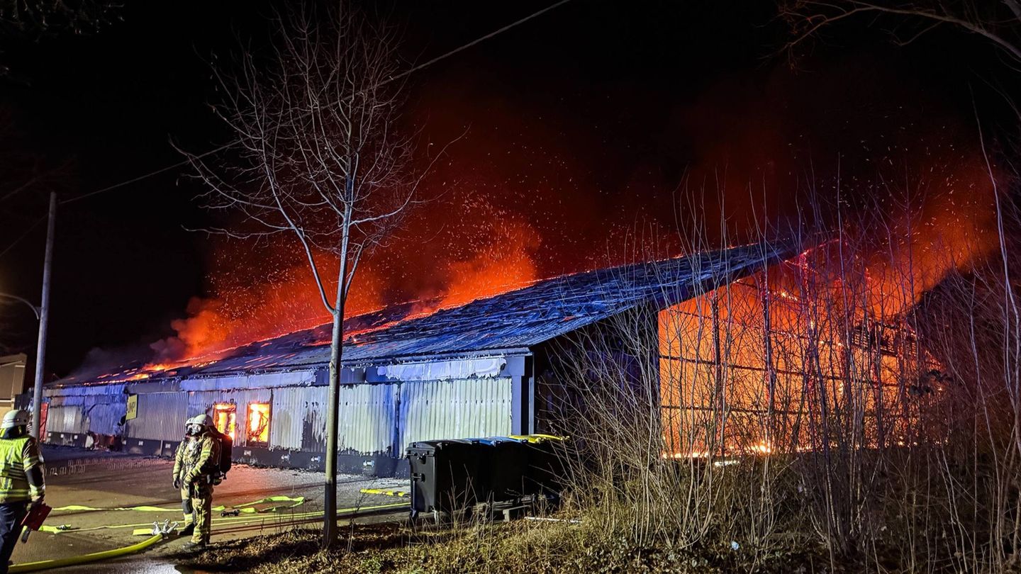 Eine Trampolinhalle in Recklinghausen brennt. (Foto aktuell) Foto: Marc Gruber/7aktuell.de/dpa