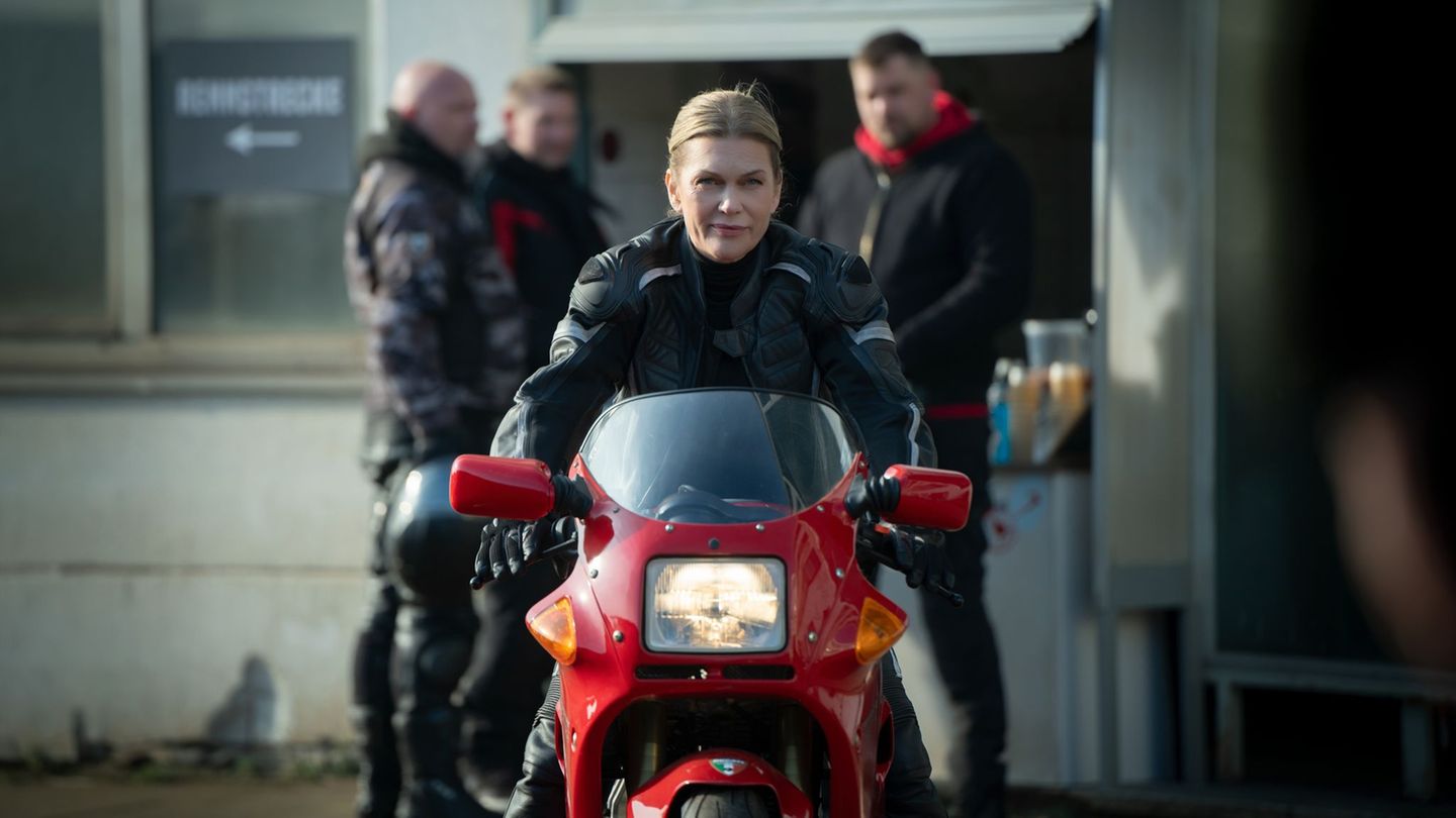 LKA-Kommissarin Helen Dorn (Anna Loos) gibt sich als Ex-Stuntfahrerin aus Übersee aus - und imponiert damit einem früheren Motor
