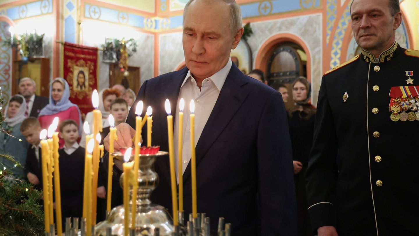 Mit welcher Bitte hat Kremlchef am orthodoxen Weihnachten wohl diese Kerze angezündet? (Archivbild) Foto: Vyacheslav Prokofyev/P