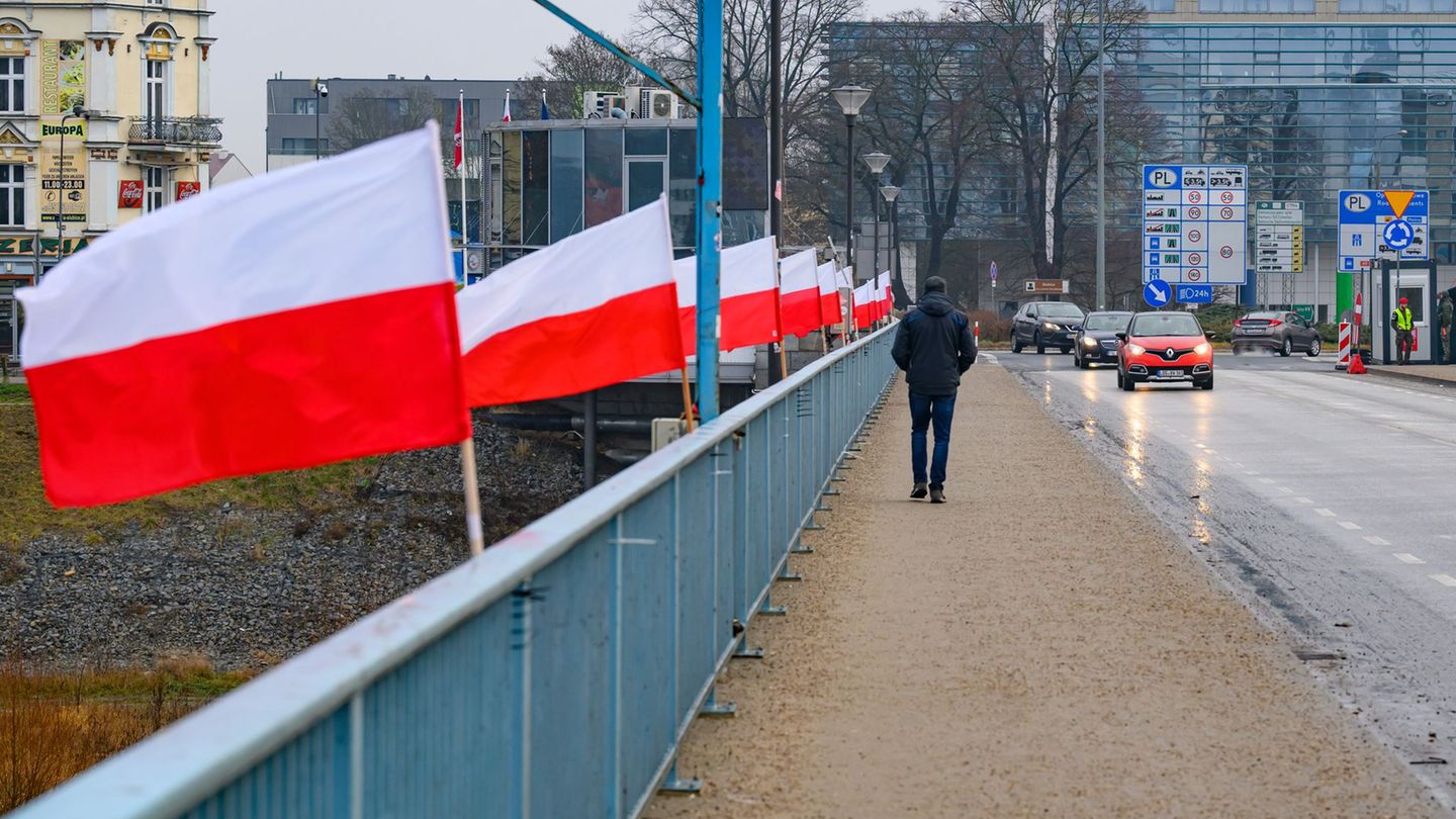 Der Stadtverwaltung in Frankfurt (Oder) sind die Fahnen an der Stadtbrücke ein Dorn im Auge. Foto: Patrick Pleul/dpa