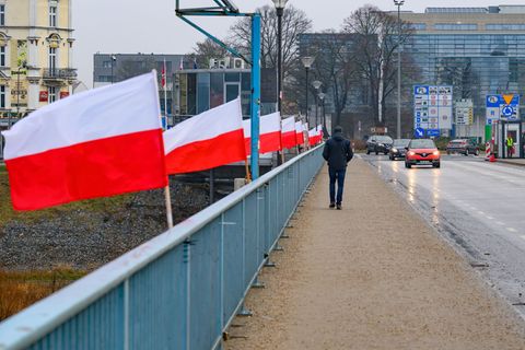 Der Stadtverwaltung in Frankfurt (Oder) sind die Fahnen an der Stadtbrücke ein Dorn im Auge. Foto: Patrick Pleul/dpa