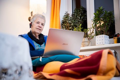Immer mehr ältere Menschen nutzen das Angebot von Silbernetz. (Archivbild) Foto: Christoph Soeder/dpa