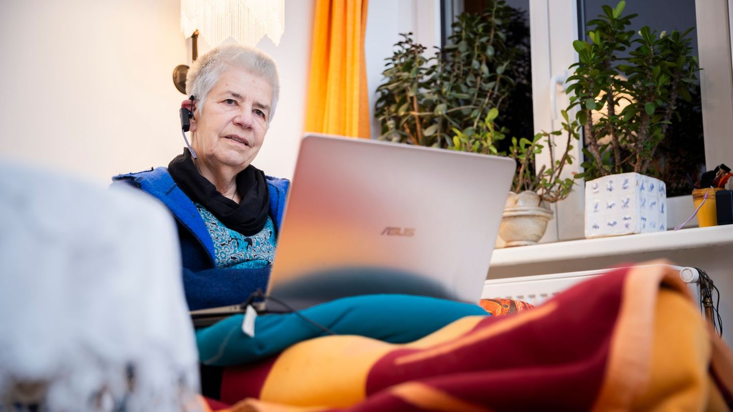 In MV nutzen weniger Menschen das Angebot von Silbernetz. (Archivbild) Foto: Christoph Soeder/dpa