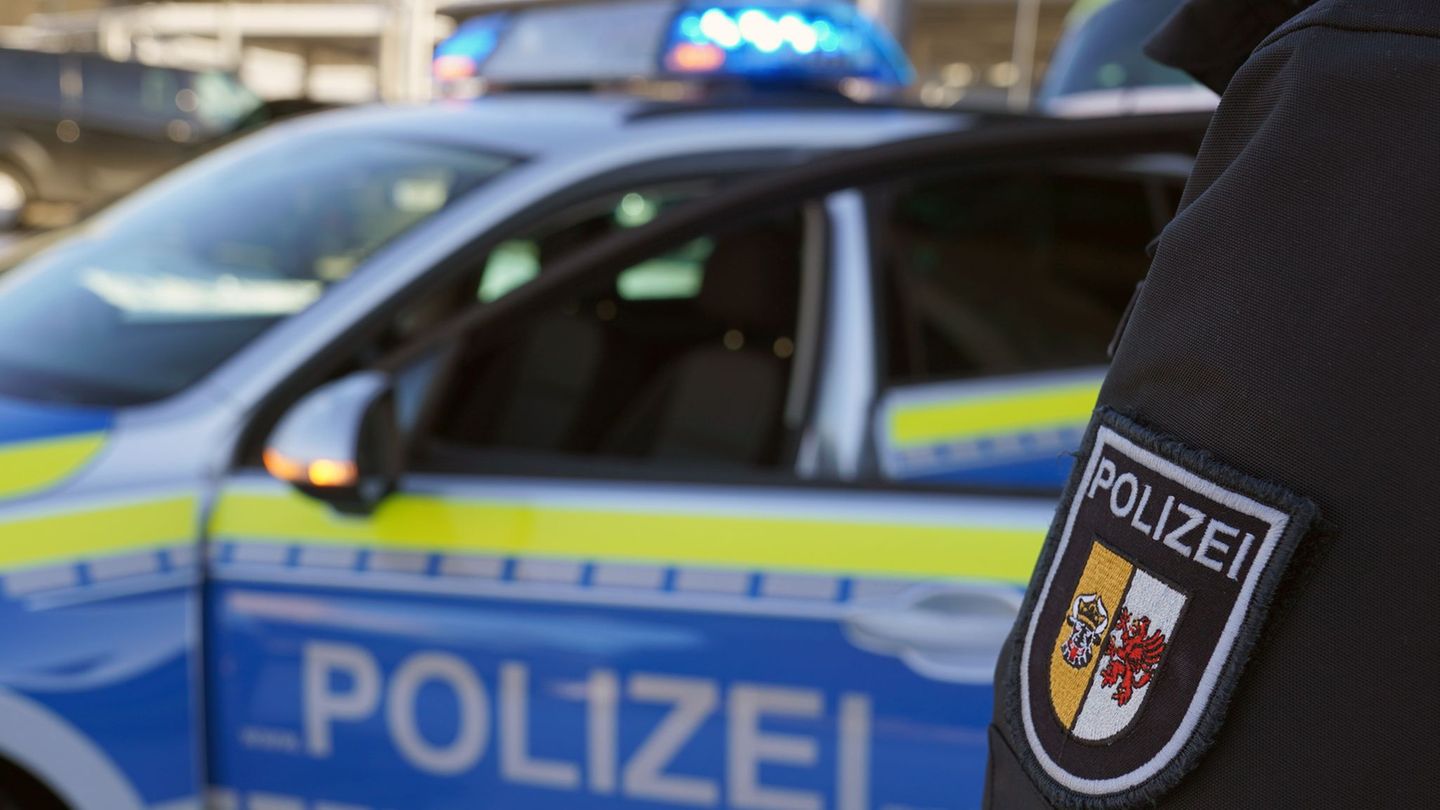 Nach einem Verkehrsunfall bei Ribnitz-Damgarten hat die Polizei in der Wohnung des Unfallfahrers eine Leiche gefunden
