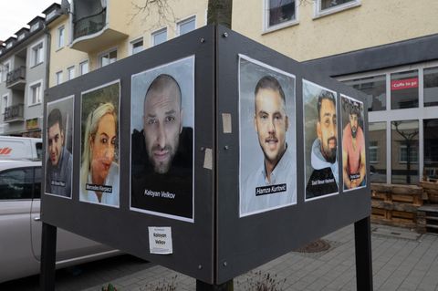 Fotos der Opfer erinnern auf dem Heumarkt in Hanau an die Opfer des rassistischen Anschlags im Jahr 2020