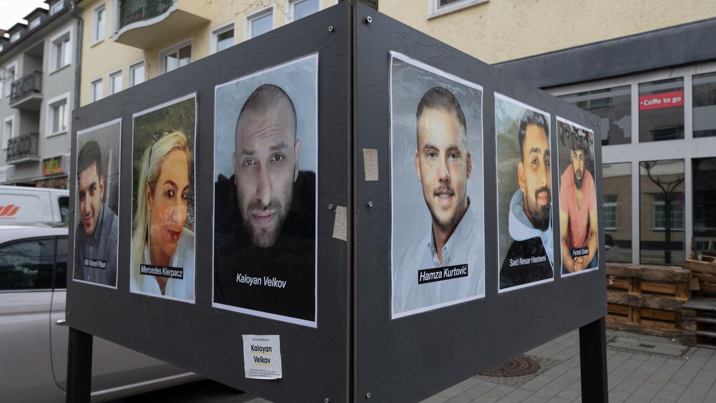 Fotos der Opfer erinnern auf dem Heumarkt in Hanau an die Opfer des rassistischen Anschlags im Jahr 2020