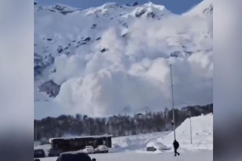 Gewaltige Lawine donnert von Russlands höchstem Berg auf Touristen zu