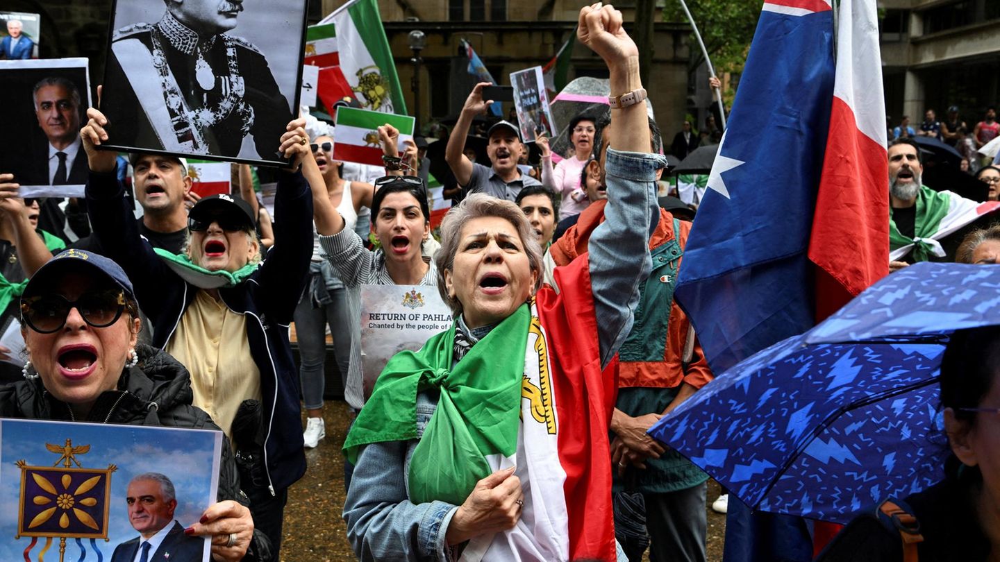 Sydney, Australien. Im australischen Exil lebende Iraner versammeln sich zu einer Kundgebung zur Unterstützung der landesweiten Proteste im Iran. Sie fordern das Ende der geistlichen Führung und einen politischen Systemwechsel. Auf Plakaten und Bannern zeigen Demonstrierende Bilder der Schah-Familie und Symbole eines erhofften Neuanfangs