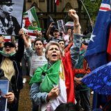 Sydney, Australien. Im australischen Exil lebende Iraner versammeln sich zu einer Kundgebung zur Unterstützung der landesweiten Proteste im Iran. Sie fordern das Ende der geistlichen Führung und einen politischen Systemwechsel. Auf Plakaten und Bannern zeigen Demonstrierende Bilder der Schah-Familie und Symbole eines erhofften Neuanfangs