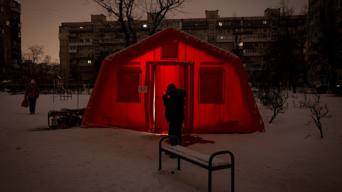 Aufwärmpunkte sind für viele Einwohner Kiews der einzige Zufluchtsort. (Archivbild) Foto: Danyil Bashakov/AP/dpa