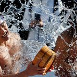Tokio, Japan. Männer übergießen sich am Kanda-Myōjin-Schrein in Tokio mit eiskaltem Wasser, um beim jährlichen Kaltwasser-Ritual Körper und Geist zu reinigen. Die Zeremonie soll die Seele läutern, innere Stärke fördern und Glück sowie Gesundheit für das neue Jahr bringen. Das traditionelle Ritual zieht jedes Jahr zahlreiche Teilnehmer und Zuschauer an
