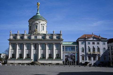 Der Alte Markt in Potsdam ist das historische Zentrum der Stadt - unter anderem mit dem Potsdam Museum. (Archivbild) Foto: Jens