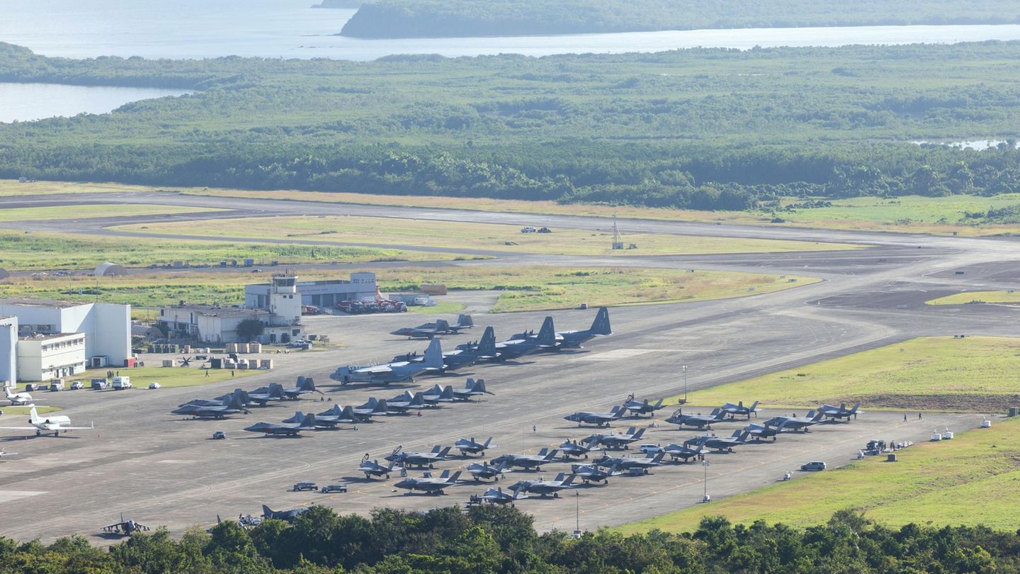US-Militärflugzeuge auf dem Rollfeld des Flughafens Jose Aponte de la Torre in Ceiba in Puerto Rico