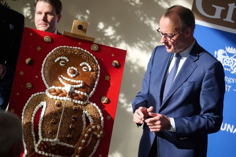 Kanzler Merz lobt das Bäckerhandwerk als Teil der deutschen Kultur. Foto: Bernd Thissen/dpa