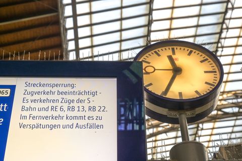 Nach einem Polizeieinsatz an der Strecke ist die Sperrung am Leipziger Hauptbahnhof zwar aufgehoben – dennoch kommt es weiter zu