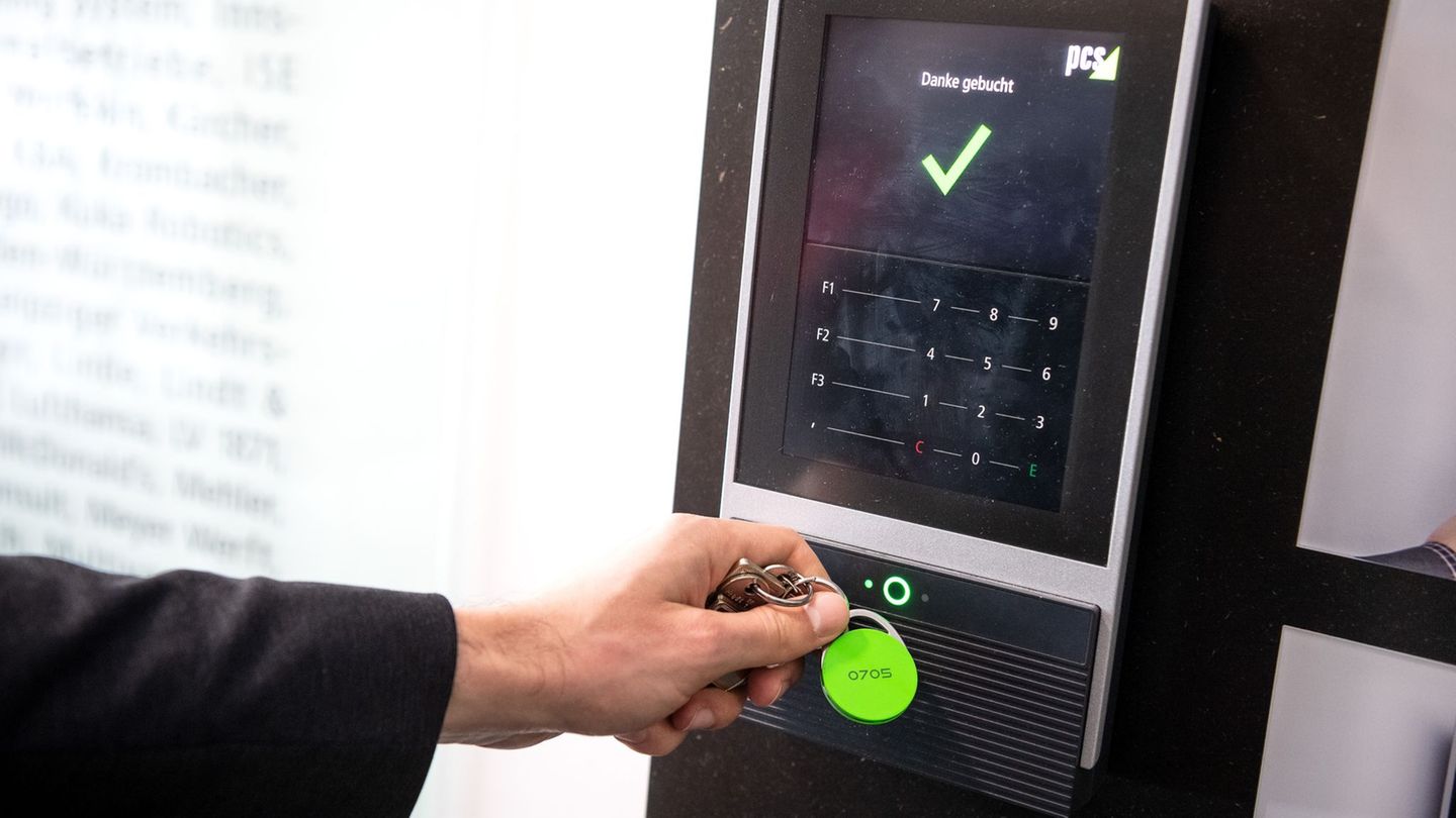 Wie hoch soll die tägliche Arbeitszeit liegen? Darum wird gerade wieder gestritten. (Symbolbild) Foto: Sina Schuldt/dpa