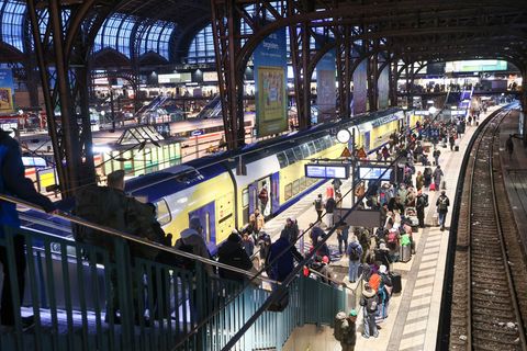 Rettungseinsatz eines kleinen Jungen am Hamburger Hauptbahnhof. (Archivbild) Foto: Bodo Marks/dpa