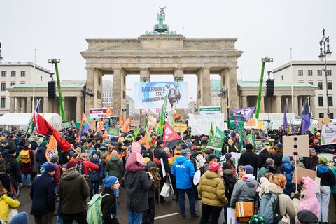 Am Brandenburger Tor in Berlin fordern Demonstranten unter dem Motto "Wir haben es satt" eine andere Landwirtschaftspolitik. Fot