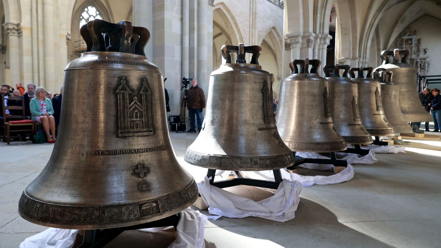 2023 waren im Magdeburger Dom fünf neu gegossene Glocken für das Domgeläut eingeweiht worden. (Archivbild) Foto: Peter Gercke/dp